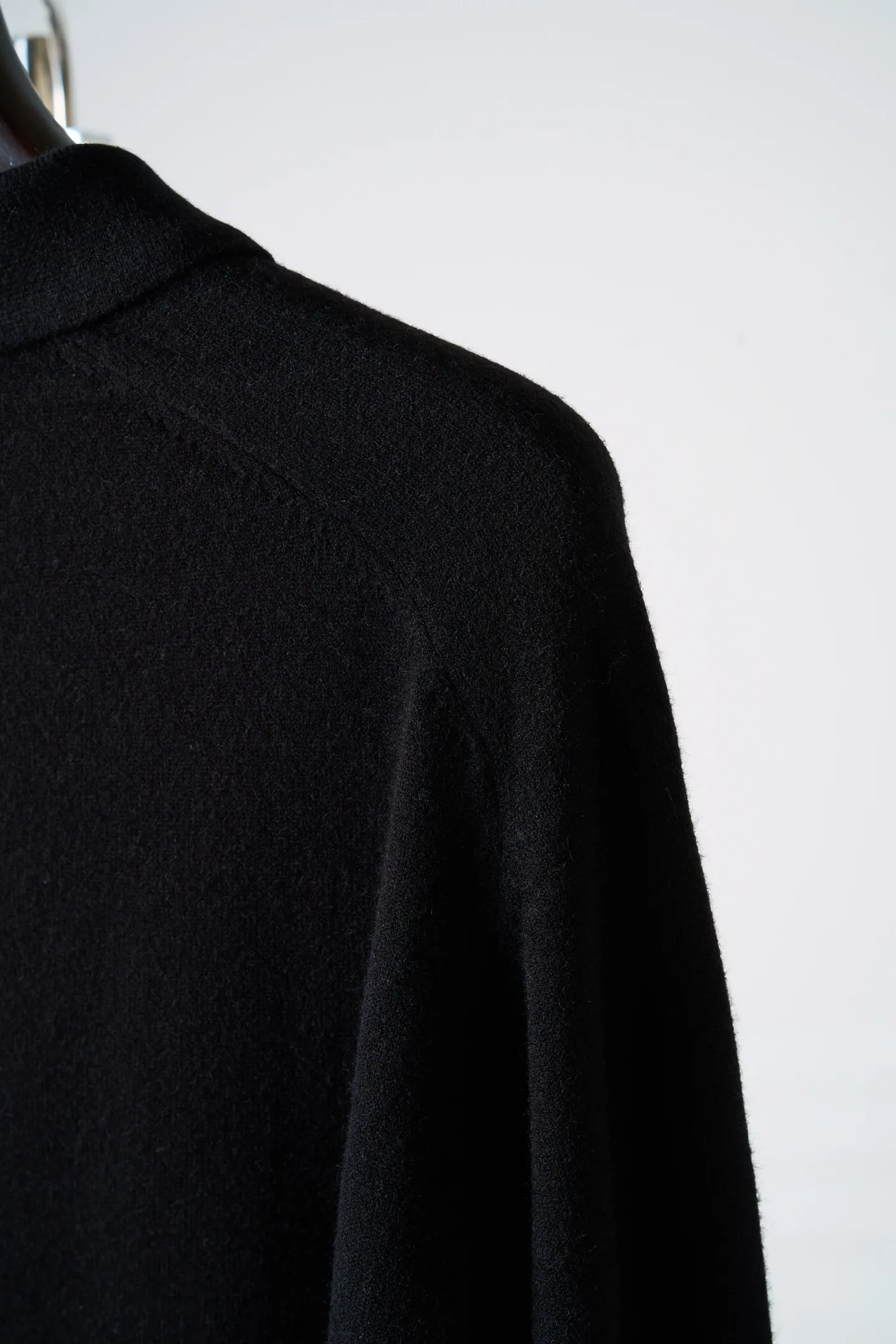 [Real auction] Acne Studios logo embroidered knitted polo shirt [In Stock] S M L The fabric is made of wool + yak hair blend. The wool ensures skin-friendly warmth and breathability. The yak hair improves the stiffness and wrinkle resistance of the fabric. It combines softness and pattern support. High-density jersey knitting technique is used. The yarns are finely intertwined. There are no excess floating threads on the surface. It feels soft and waxy and does not scratch the skin. It has a moderate weight and can be worn alone in spring and autumn. It can be worn as an inner layer in winter without feeling heavy or bulky. Ready-made garments undergo pre-shrunk + soft finishing processes to prevent shrinkage during the first wash while neutralizing the roughness of the fabric and maintaining long-term smoothness. Ready-to-wear deodorization treatment removes odors from new materials. Adopts a three-dimensional and slightly loose version. The shoulder line falls naturally. Suitable for different shoulder shapes. Garment length reaches hips. Modifies body proportions. Not picky about body shape. Ribbed closing process. High-elastic rib knitting for cuffs and hem. Precision sewing seams. The embroidery process on the left chest "Acne Studios est" adopts computerized precision flat embroidery + three-dimensional thread filling process. The embroidery thread is made of high-twist polyester thread, which is friction-resistant and does not fade. The embroidery edges are neat and burr-free. The stitch spacing is even (about 8-10 stitches/cm) for a full sense of recognition and sophistication. The whole garment is sewn with high-density double-thread overlock. The stitch spacing is 0.3-0.5cm. Key parts (shoulder seams, side seams) are reinforced with double threads to prevent open threads. The inner hemming treatment reduces friction and improves wearing comfort. The dyeing process adopts alcohol black fixation dyeing technology. The dye penetrates into the fiber and undergoes multiple fixation treatments. It is not easy to lose color during washing and cross-color to maintain the purity of Black.